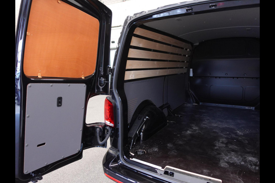Volkswagen Transporter 150pk L2H1 28 Highline Automaat Trekhaak Navigatie Carplay Camera  Cruise control Lm velgen