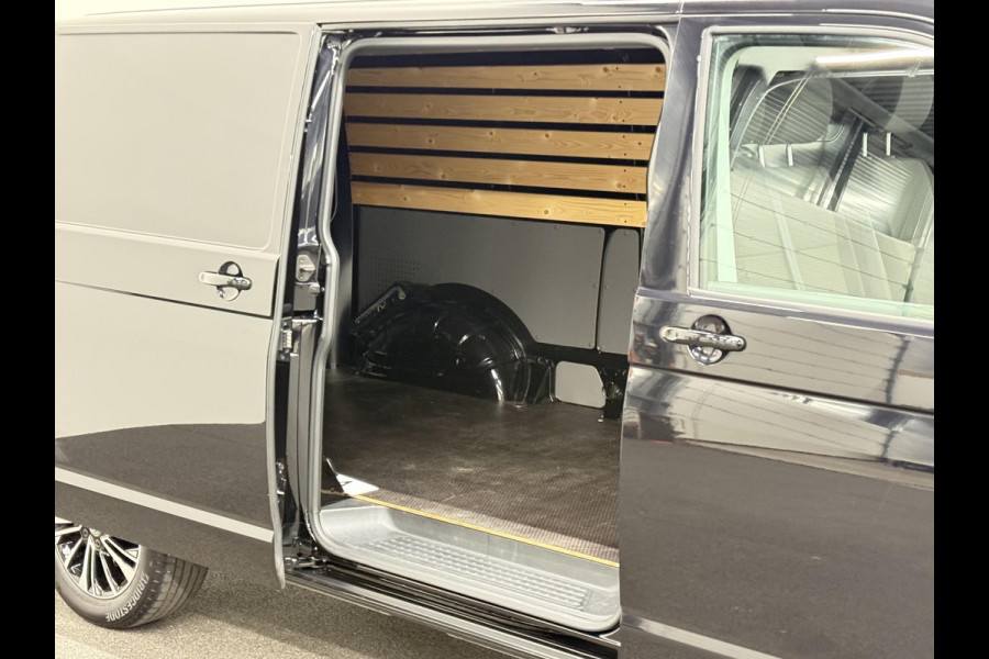 Volkswagen Transporter 2.0 150PK L2H1 Highline Automaat Airco  Navi Parkeersensoren Camera Trekhaak Carplay