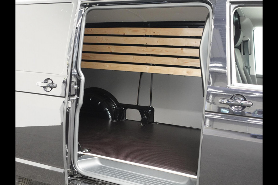 Volkswagen Transporter 2.0 150PK L2H1 Highline Automaat Airco  Navi Parkeersensoren Camera Trekhaak Carplay