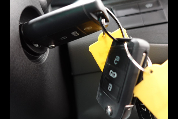 Volkswagen Transporter 2.0 150PK L2H1 Highline Automaat Airco  Navi Parkeersensoren Camera Trekhaak Carplay