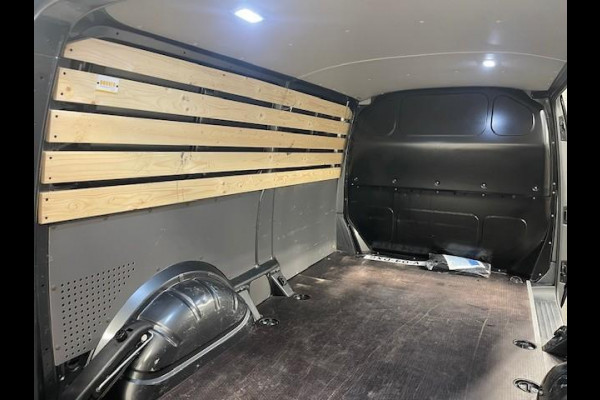 Volkswagen Transporter 2.0 TDI L2H1 28 Highline Automaat Airco Cruise Control Navi PDC V&A Trekhaak