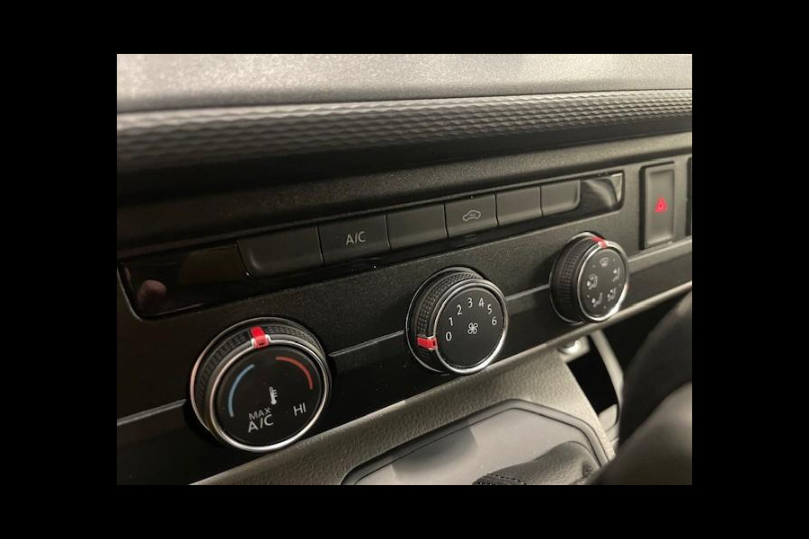 Volkswagen Transporter 2.0 TDI L2H1 28 Highline Automaat Airco Cruise Control Navi PDC V&A Trekhaak