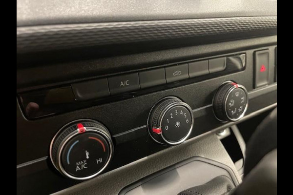 Volkswagen Transporter 2.0 TDI L2H1 28 Highline Automaat Airco Cruise Control Navi PDC V&A Trekhaak