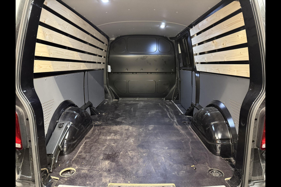Volkswagen Transporter 2.0 TDI L2H1 28 Highline Automaat Automaat Camera Airco Cruise Navi Trekhaak