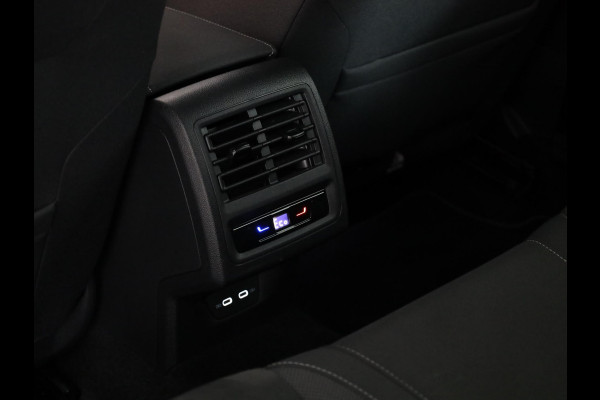 Volkswagen Golf 1.4 eHybrid Style 204 pk Automaat (DSG) | Navigatie via App | Parkeersensoren | Adaptieve cruise control | LED koplampen |