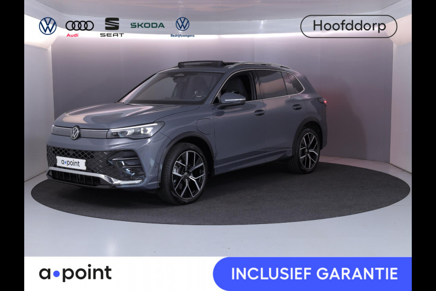 Volkswagen Tiguan 1.5 eHybrid R-Line Edition 272 pk Automaat (DSG) | Verlengde garantie | Navigatie | Panoramadak | Parkeersensoren (Park assist) | Rondomzicht camera | Stoelverwarming v/a | R-Line |