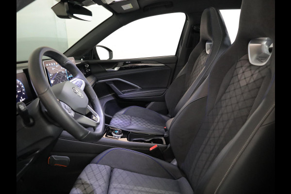 Volkswagen Tiguan 1.5 eHybrid R-Line Edition 272 pk Automaat (DSG) | Verlengde garantie | Navigatie | Panoramadak | Parkeersensoren (Park assist) | Rondomzicht camera | Stoelverwarming v/a | R-Line |