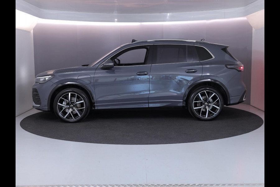 Volkswagen Tiguan 1.5 eHybrid R-Line Edition 272 pk Automaat (DSG) | Verlengde garantie | Navigatie | Panoramadak | Parkeersensoren (Park assist) | Rondomzicht camera | Stoelverwarming v/a | R-Line |