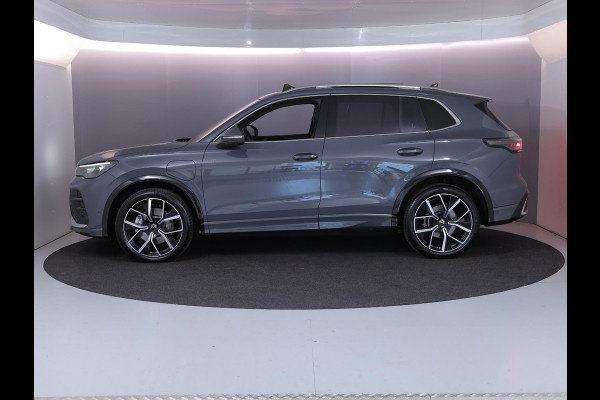 Volkswagen Tiguan 1.5 eHybrid R-Line Edition 272 pk Automaat (DSG) | Verlengde garantie | Navigatie | Panoramadak | Parkeersensoren (Park assist) | Rondomzicht camera | Stoelverwarming v/a | R-Line |