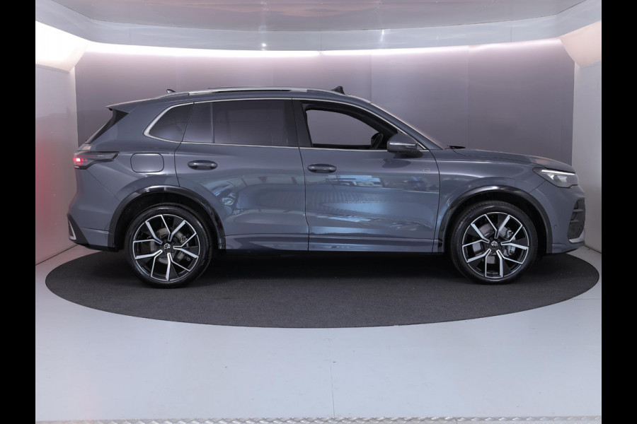 Volkswagen Tiguan 1.5 eHybrid R-Line Edition 272 pk Automaat (DSG) | Verlengde garantie | Navigatie | Panoramadak | Parkeersensoren (Park assist) | Rondomzicht camera | Stoelverwarming v/a | R-Line |