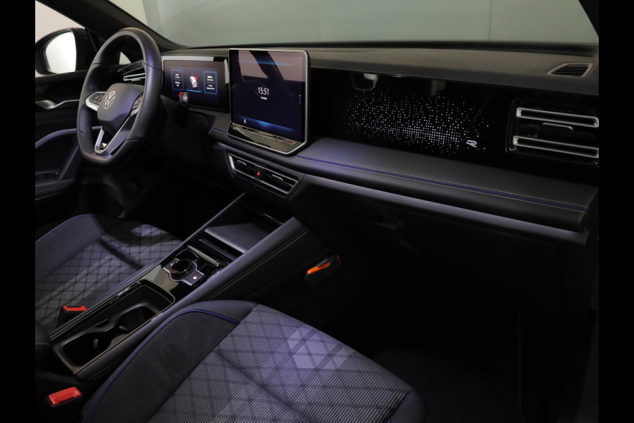 Volkswagen Tiguan 1.5 eHybrid R-Line Edition 272 pk Automaat (DSG) | Verlengde garantie | Navigatie | Panoramadak | Parkeersensoren (Park assist) | Rondomzicht camera | Stoelverwarming v/a | R-Line |