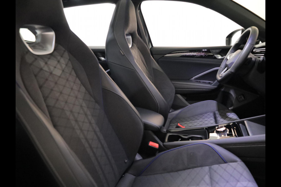 Volkswagen Tiguan 1.5 eHybrid R-Line Edition 272 pk Automaat (DSG) | Verlengde garantie | Navigatie | Panoramadak | Parkeersensoren (Park assist) | Rondomzicht camera | Stoelverwarming v/a | R-Line |