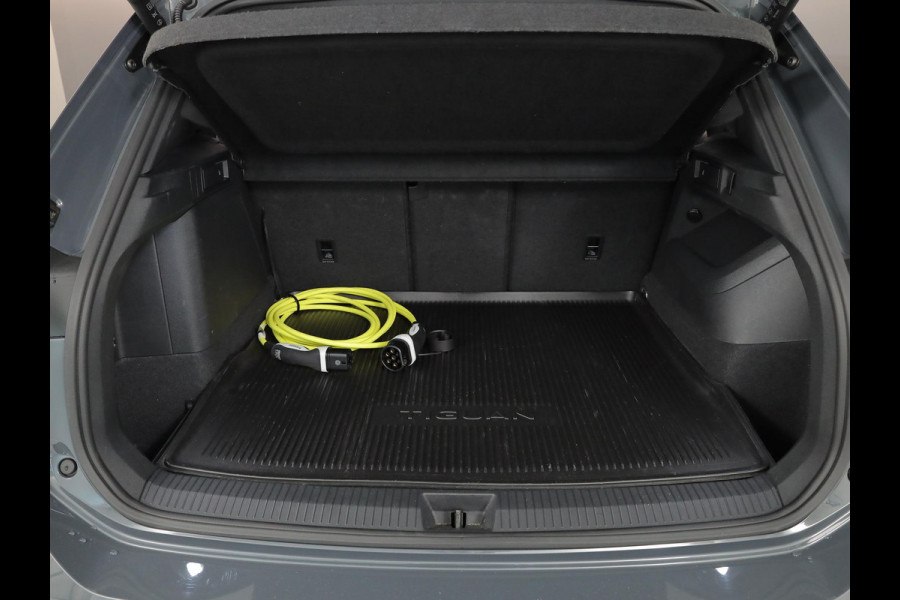 Volkswagen Tiguan 1.5 eHybrid R-Line Edition 272 pk Automaat (DSG) | Verlengde garantie | Navigatie | Panoramadak | Parkeersensoren (Park assist) | Rondomzicht camera | Stoelverwarming v/a | R-Line |