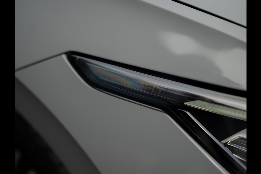 Volkswagen Golf 1.5 eTSI R-Line Edition | Panodak | IQ Light | Trekhaak wegkl. | Harman/Kardon | Head Up | Prijs Rijklaar!!