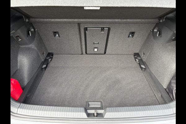 Volkswagen Golf 1.5 eTSI R-Line Edition | Panodak | IQ Light | Trekhaak wegkl. | Harman/Kardon | Head Up | Prijs Rijklaar!!