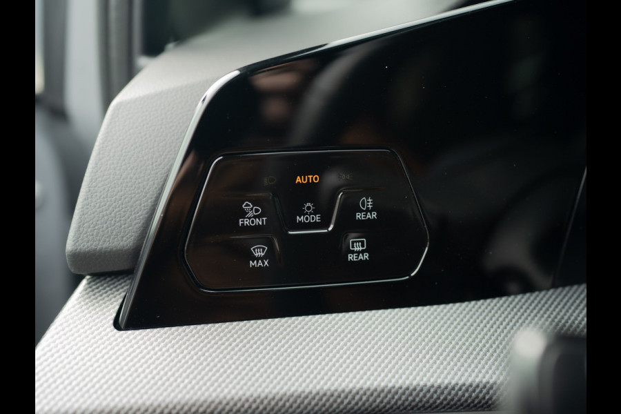 Volkswagen Golf 1.5 eTSI R-Line Edition | Panodak | IQ Light | Trekhaak wegkl. | Harman/Kardon | Head Up | Prijs Rijklaar!!