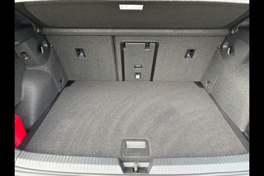 Volkswagen Golf 1.5 eTSI R-Line Edition | Panodak | IQ Light | Trekhaak wegkl. | Harman/Kardon | Head Up | Prijs Rijklaar!!