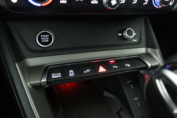 Audi Q3 Sportback 45 TFSI e S Edition (PANORAMADAK, TREKHAAK, LANE-ASSIST, CAMERA, STOELVERWARMING, ELEKTR STOELEN)