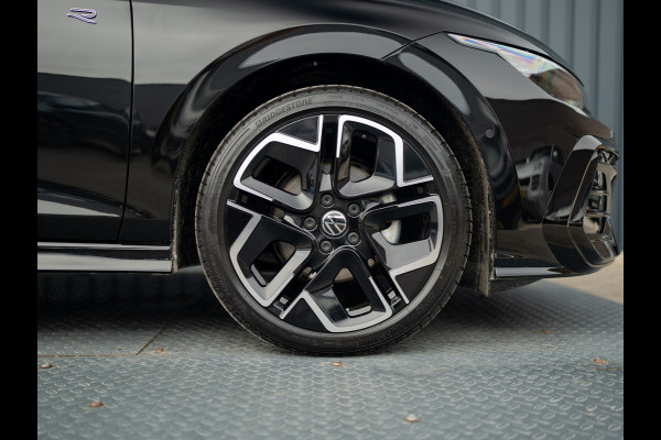 Volkswagen Golf 1.5 eTSI R-Line Edition | Panodak | IQ Light | Trekhaak wegkl. | Harman/Kardon | Head Up | Prijs Rijklaar!!