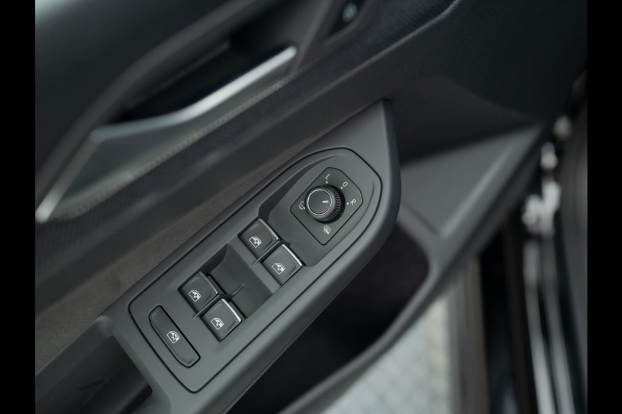 Volkswagen Golf 1.5 eTSI R-Line Edition | Panodak | IQ Light | Trekhaak wegkl. | Harman/Kardon | Head Up | Prijs Rijklaar!!