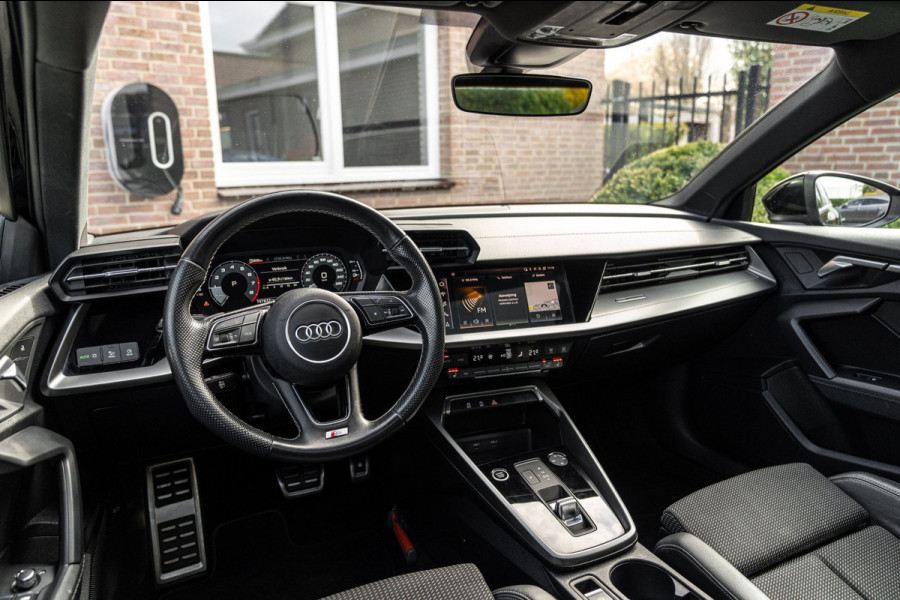 Audi A3 Limousine 30 TFSI S Edition 110 PK Aut. 2x S-Line Pano LED Matrix Trekhaak 17''