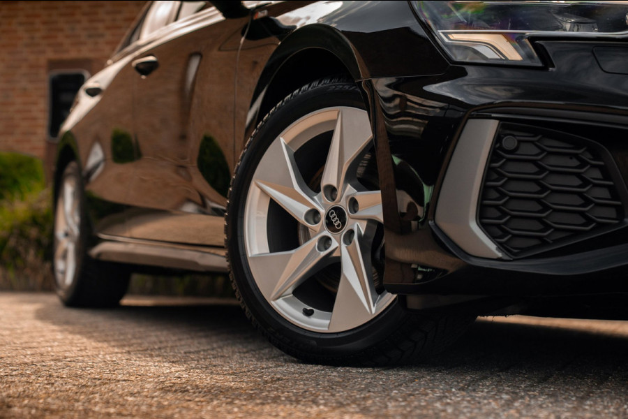 Audi A3 Limousine 30 TFSI S Edition 110 PK Aut. 2x S-Line Pano LED Matrix Trekhaak 17''