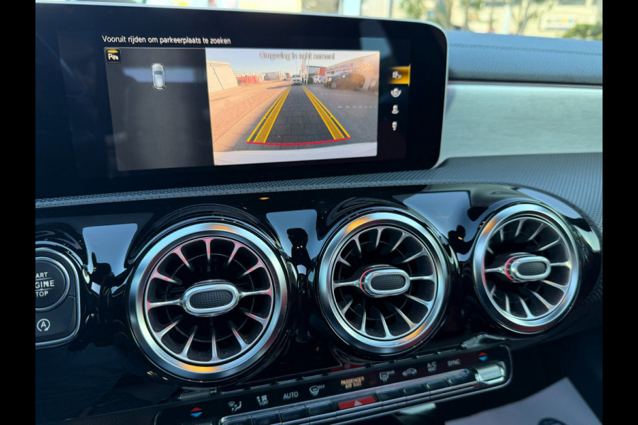 Mercedes-Benz A-Klasse 200 Premium AMG PAKKET l SFEERVERL. l PANO l TREKHAAK