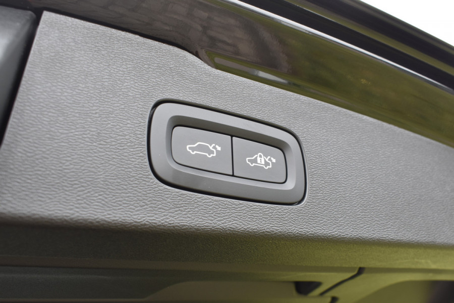 Volvo V60 B4 211PK Automaat Plus Dark | Trekhaak | ACC | Leder | Stoelverwarming | 360 Camera | 18"LMV |