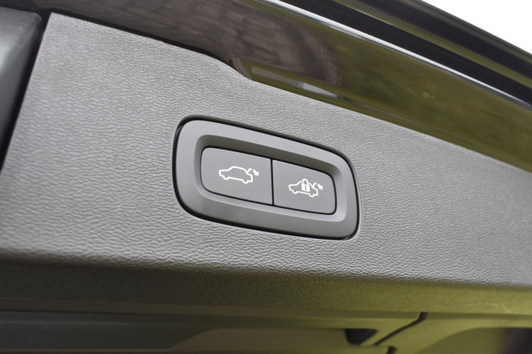 Volvo V60 B4 211PK Automaat Plus Dark | Trekhaak | ACC | Leder | Stoelverwarming | 360 Camera | 18"LMV |