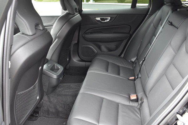 Volvo V60 B4 211PK Automaat Plus Dark | Trekhaak | ACC | Leder | Stoelverwarming | 360 Camera | 18"LMV |