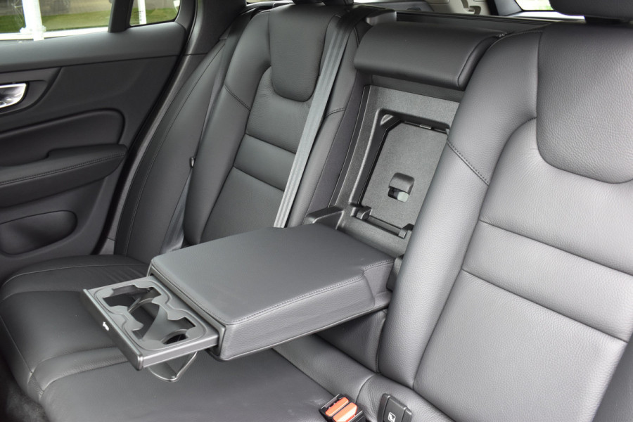 Volvo V60 B4 211PK Automaat Plus Dark | Trekhaak | ACC | Leder | Stoelverwarming | 360 Camera | 18"LMV |