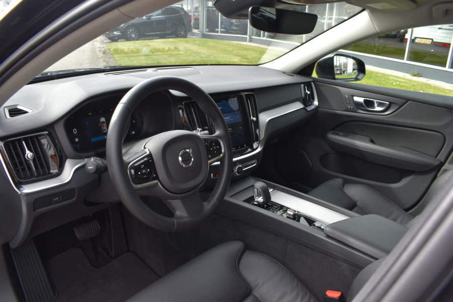 Volvo V60 B4 211PK Automaat Plus Dark | Trekhaak | ACC | Leder | Stoelverwarming | 360 Camera | 18"LMV |