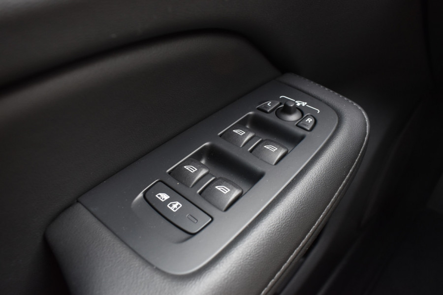 Volvo V60 B4 211PK Automaat Plus Dark | Trekhaak | ACC | Leder | Stoelverwarming | 360 Camera | 18"LMV |