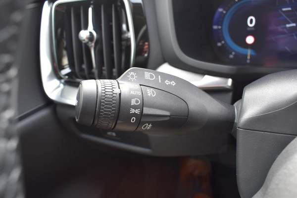 Volvo V60 B4 211PK Automaat Plus Dark | Trekhaak | ACC | Leder | Stoelverwarming | 360 Camera | 18"LMV |