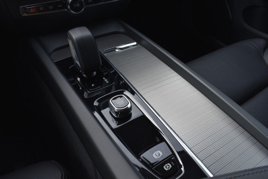 Volvo V60 B4 211PK Automaat Plus Dark | Trekhaak | ACC | Leder | Stoelverwarming | 360 Camera | 18"LMV |