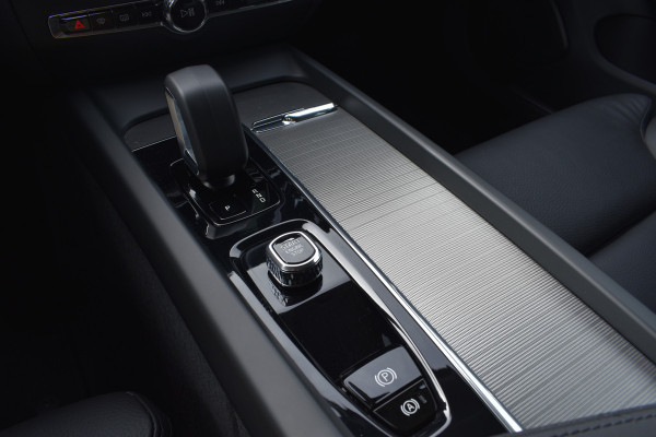 Volvo V60 B4 211PK Automaat Plus Dark | Trekhaak | ACC | Leder | Stoelverwarming | 360 Camera | 18"LMV |