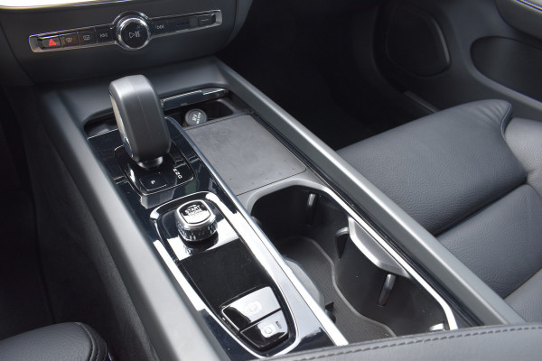 Volvo V60 B4 211PK Automaat Plus Dark | Trekhaak | ACC | Leder | Stoelverwarming | 360 Camera | 18"LMV |