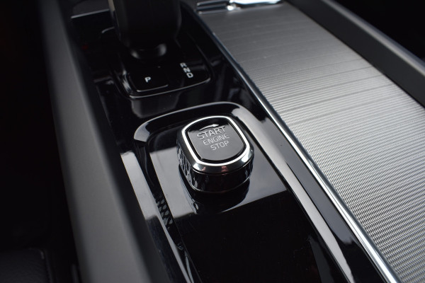 Volvo V60 B4 211PK Automaat Plus Dark | Trekhaak | ACC | Leder | Stoelverwarming | 360 Camera | 18"LMV |