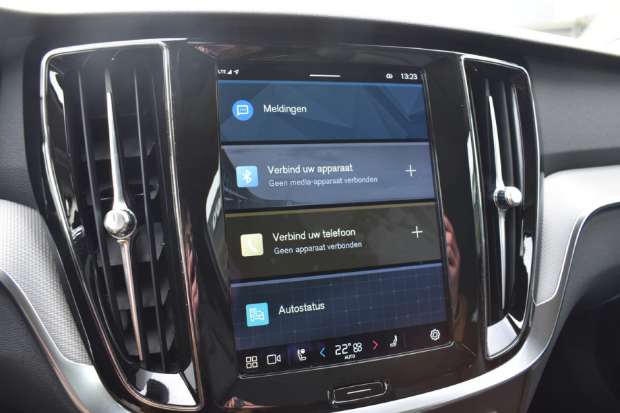 Volvo V60 B4 211PK Automaat Plus Dark | Trekhaak | ACC | Leder | Stoelverwarming | 360 Camera | 18"LMV |