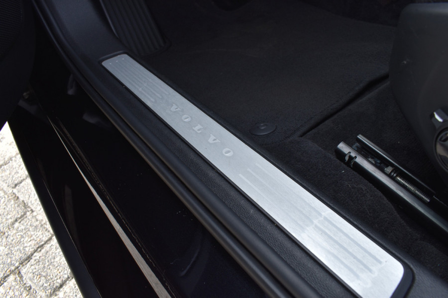 Volvo V60 B4 211PK Automaat Plus Dark | Trekhaak | ACC | Leder | Stoelverwarming | 360 Camera | 18"LMV |