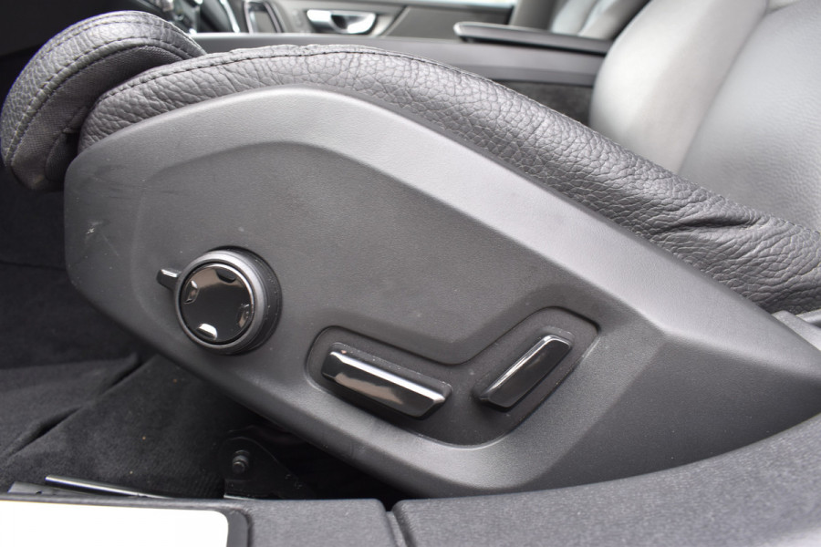 Volvo V60 B4 211PK Automaat Plus Dark | Trekhaak | ACC | Leder | Stoelverwarming | 360 Camera | 18"LMV |