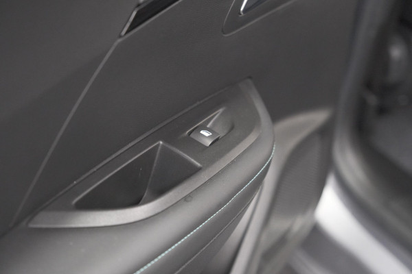 Peugeot e-2008 EV Allure 50 kWh | SOH=96.7 % | 3 Fase Laadfunctie | Camera | Navigatie | Parkeersensoren | Apple Carplay
