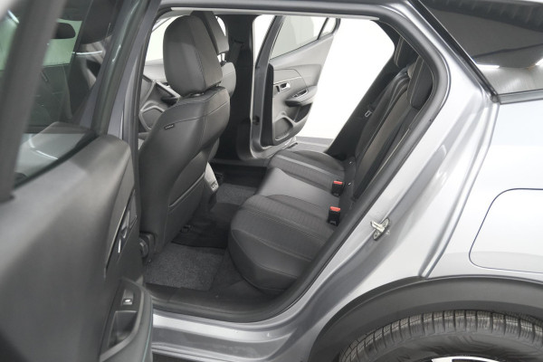 Peugeot e-2008 EV Allure 50 kWh | SOH=96.7 % | 3 Fase Laadfunctie | Camera | Navigatie | Parkeersensoren | Apple Carplay