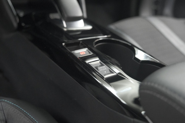 Peugeot e-2008 EV Allure 50 kWh | SOH=96.7 % | 3 Fase Laadfunctie | Camera | Navigatie | Parkeersensoren | Apple Carplay