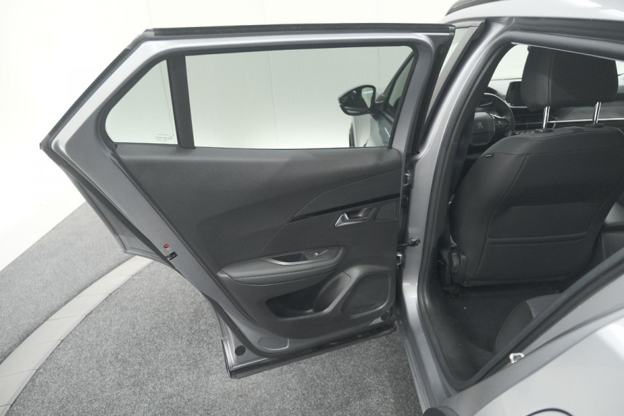 Peugeot e-2008 EV Allure 50 kWh | SOH=96.7 % | 3 Fase Laadfunctie | Camera | Navigatie | Parkeersensoren | Apple Carplay