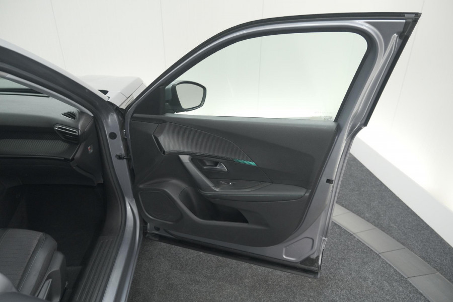 Peugeot e-2008 EV Allure 50 kWh | SOH=96.7 % | 3 Fase Laadfunctie | Camera | Navigatie | Parkeersensoren | Apple Carplay