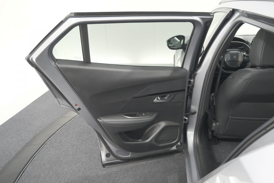 Peugeot e-2008 EV Allure 50 kWh | SOH=96.7 % | 3 Fase Laadfunctie | Camera | Navigatie | Parkeersensoren | Apple Carplay