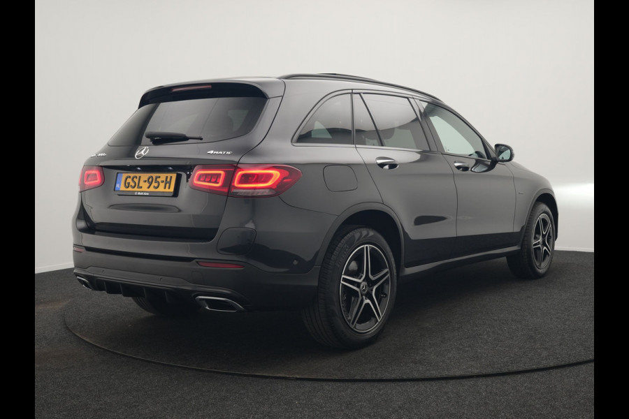 Mercedes-Benz GLC 300e 4MATIC AMG PHEV 320pk Dealer O.H | Panodak | Adaptive Cruise | Sportstoelen Memory | Burmester | AMG Exterieur | Head Up | Camera | Keyless | Plug In Hybrid |
