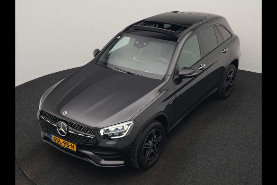 Mercedes-Benz GLC 300e 4MATIC AMG PHEV 320pk Dealer O.H | Panodak | Adaptive Cruise | Sportstoelen Memory | Burmester | AMG Exterieur | Head Up | Camera | Keyless | Plug In Hybrid |