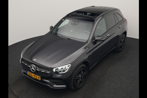 Mercedes-Benz GLC 300e 4MATIC AMG PHEV 320pk Dealer O.H | Panodak | Adaptive Cruise | Sportstoelen Memory | Burmester | AMG Exterieur | Head Up | Camera | Keyless | Plug In Hybrid |